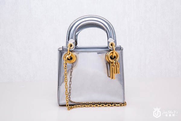 二手迪奥包包会贬值很多吗？怪自己知道太晚