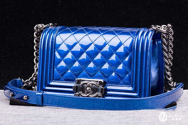 香奈儿二手深蓝色2.55包包可以卖到多少钱？