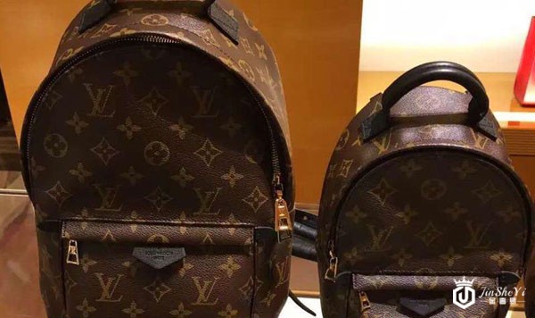 LV老花双肩背包