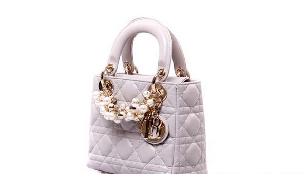 迪奥戴妃包鉴别真假 迪奥戴妃包鉴别真假