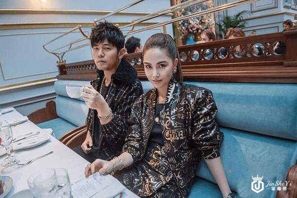 最近周杰伦、昆凌参加的香奈儿时装秀推出了那些新款包包？这些新款的包包回收价格如何？