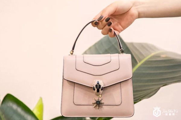 宝格丽今年圣诞节推出了新款蛇头包？宝格丽包包回收一般几折？金奢易网