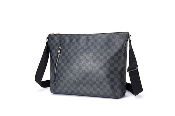 LV男士单肩包多少钱？在回收机构多少钱买到,金奢易网