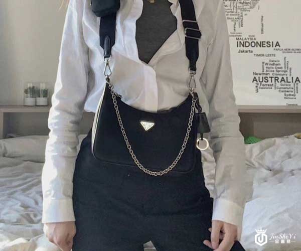 普拉达新款三合一HOBO包在二手包包回收店报价最高是多少