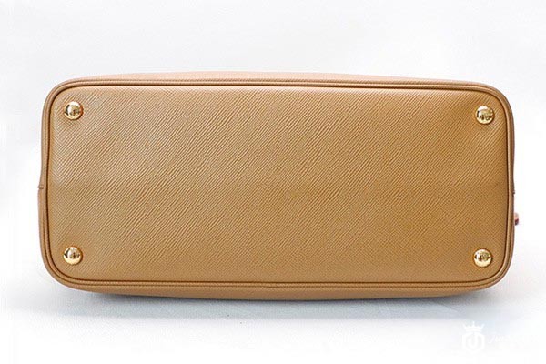 普拉达裸棕色复古手提包底部图