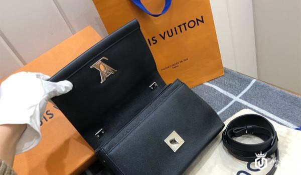 95新正品LV lockme II BB 黑色牛皮银扣女士两用包细节展示图 95新正品LV lockme II BB 黑色牛皮银扣女士两用包细节展示图