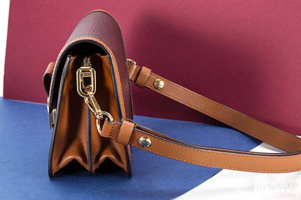 二手LV雪白拼黑莓紫牛皮单肩斜挎包侧面