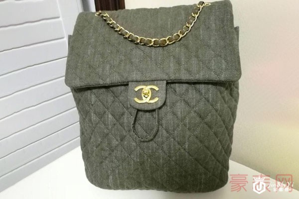二手香奈儿限量版双肩包包的外观展示
