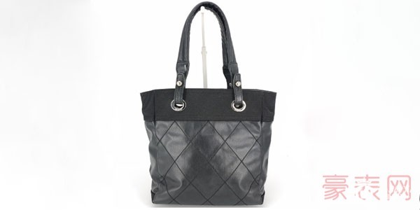 二手香奈儿黑色帆布拼皮手提包包的外观展示