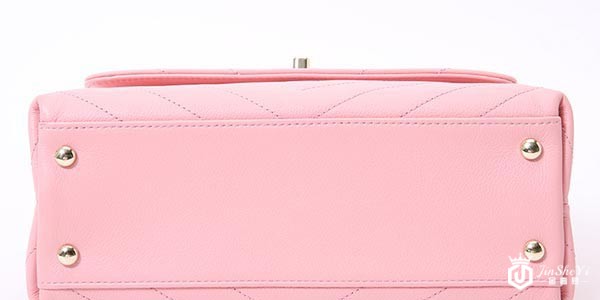 二手香奈儿经典款女士粉色皮质两用包底部