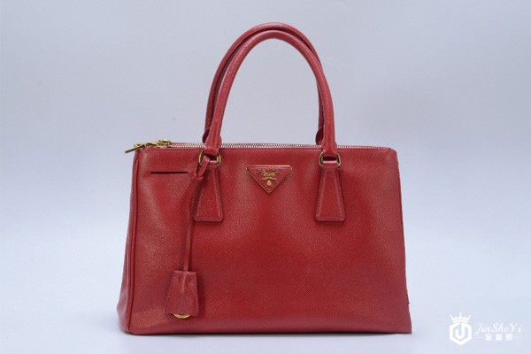 普拉达红色款杀手包