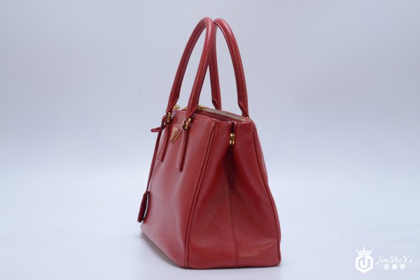 普拉达红色款杀手包侧面图