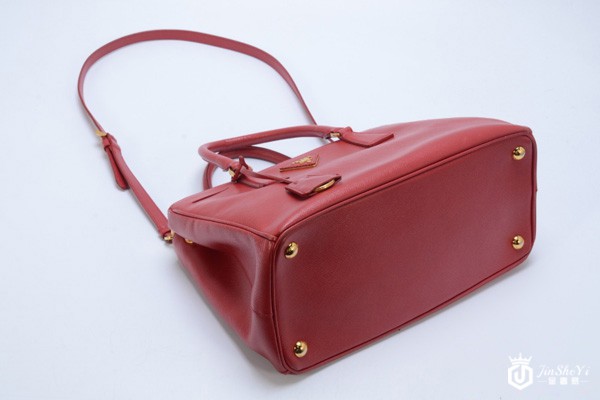 普拉达红色款杀手包侧底部图