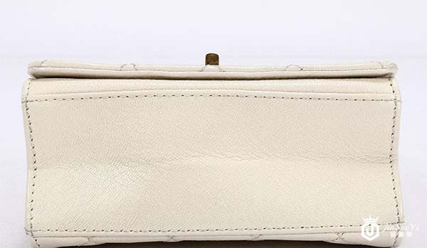 香奈儿米白色复古链条包底部 香奈儿米白色复古链条包底部