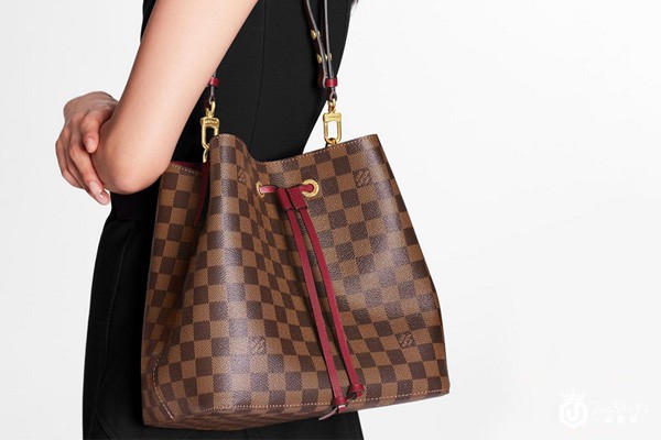 LV红色款棋盘格水桶包搭配图