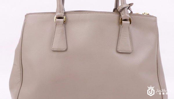 普拉达小号灰色杀手包背面