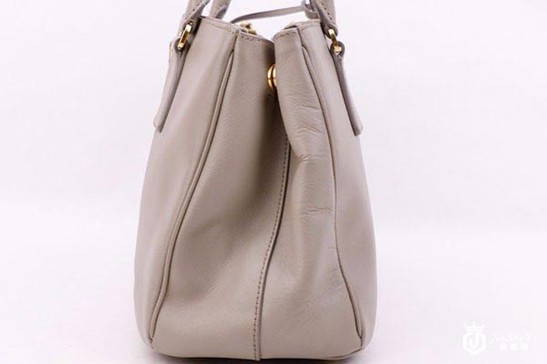 普拉达小号灰色杀手包侧面