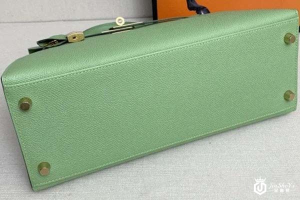 爱马仕Kelly28Y刻牛油果绿女士手提包H042319CC底部 爱马仕Kelly28Y刻牛油果绿女士手提包H042319CC底部