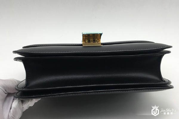 赛琳单肩豆腐包底部展示图