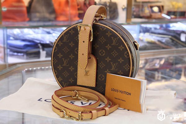 lv老花单肩圆形女包展示图