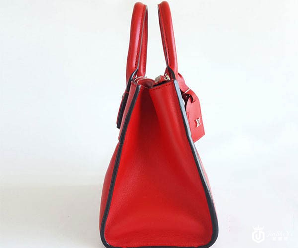 路易威登CITY系列宝石红牛皮单肩包侧边外观展示 路易威登CITY系列宝石红牛皮单肩包侧边外观展示