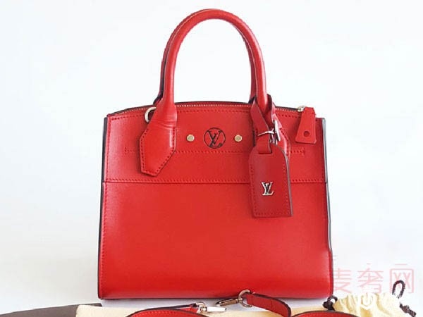 路易威登CITY系列宝石红牛皮单肩包外观展示 路易威登CITY系列宝石红牛皮单肩包外观展示