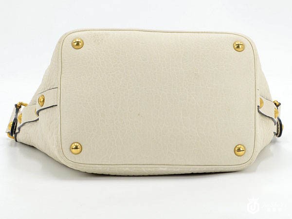 迪奥牛皮水桶包底部外观展示 迪奥牛皮水桶包底部外观展示