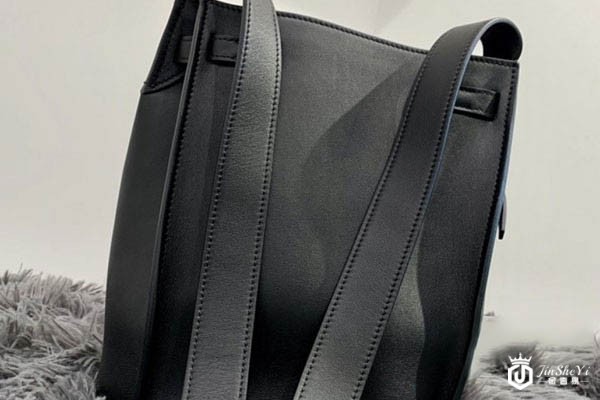 赛琳BIG BAG BUCKET系列黑色水桶包背面实拍