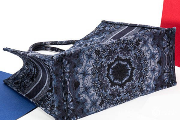 迪奥蓝色刺绣托特包包底部实拍