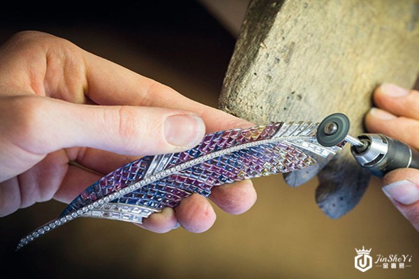 不拘于常规，梵克雅宝羽毛胸针回收报价