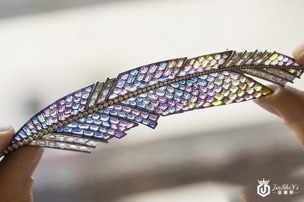 不拘于常规，梵克雅宝羽毛胸针回收报价