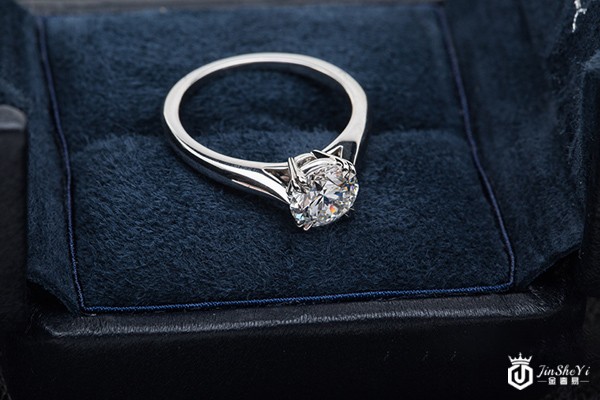 二手老凤祥钻石戒指回收什么价格，二手钻石戒指在钻石回收店怎么回收？