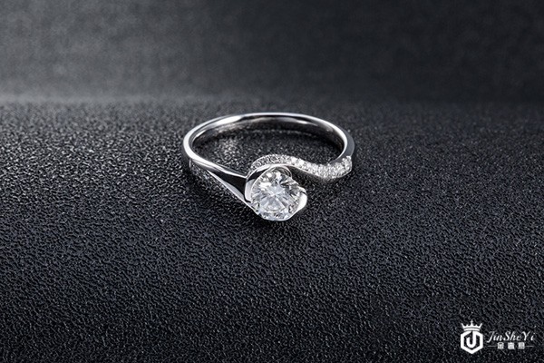 二手老凤祥钻石戒指回收什么价格，二手钻石戒指在钻石回收店怎么回收？