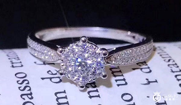 老凤祥豪华群镶六爪钻石戒指展示