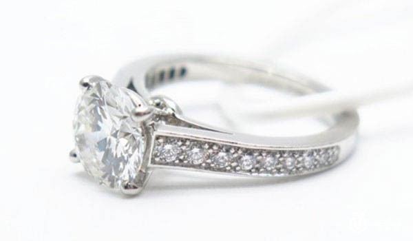 卡地亚1895系列2.14克拉铂金钻石戒指展示