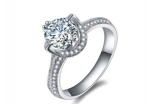 六福典雅珠宝白18K金钻戒展示图 六福典雅珠宝白18K金钻戒展示图