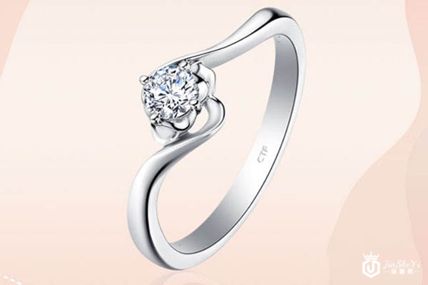 周大福经典扭臂钻戒U133773展示 周大福经典扭臂钻戒U133773展示