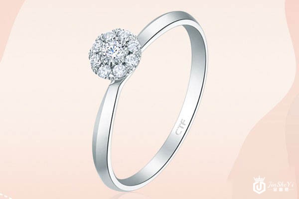 周大福经典围镶18K白金镶钻石戒指U178129展示 周大福经典围镶18K白金镶钻石戒指U178129展示