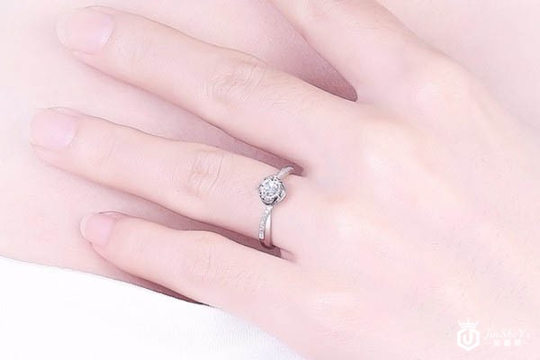 克徕帝花嫁系列铂金钻石戒指主石30分F-G色SI佩戴展示图