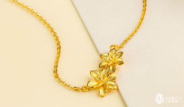六福珠宝足金栀子花黄金项链展示 六福珠宝足金栀子花黄金项链展示