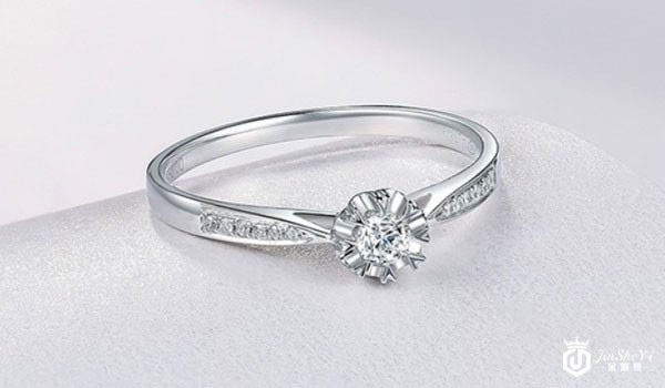 周六福18K白金钻石戒指展示 周六福18K白金钻石戒指展示