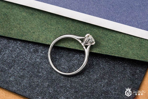 周大生30分铂金经典四爪钻戒侧边外观展示