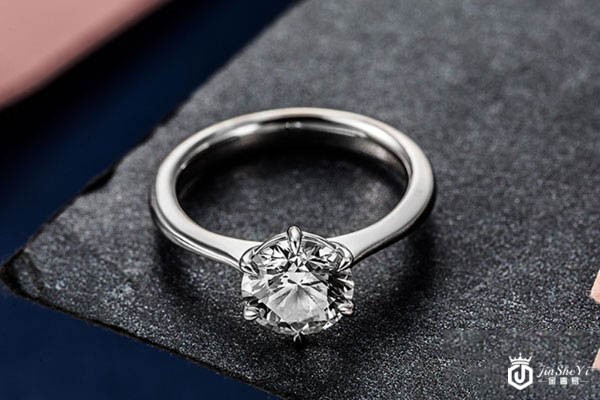 上图为周大福1克拉钻石戒指外观展示