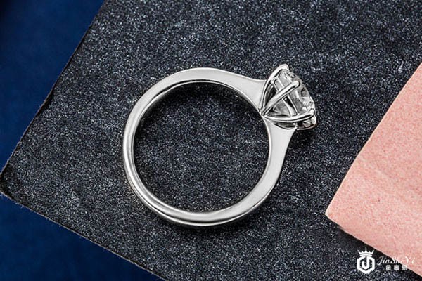 上图为周大福1克拉钻石戒指侧边外观展示
