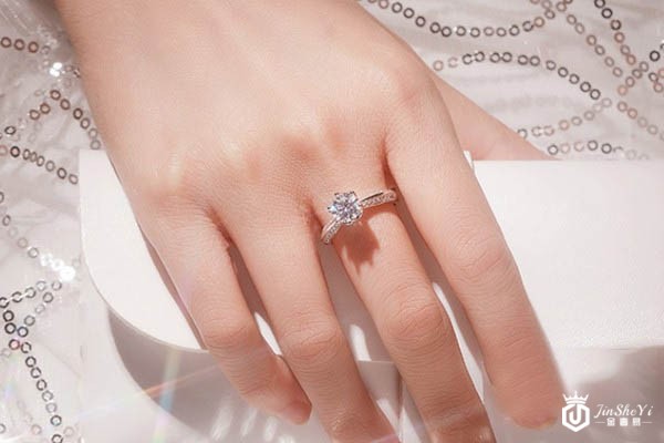 一克拉镶钻情侣开口对戒女士款钻戒佩戴展示图