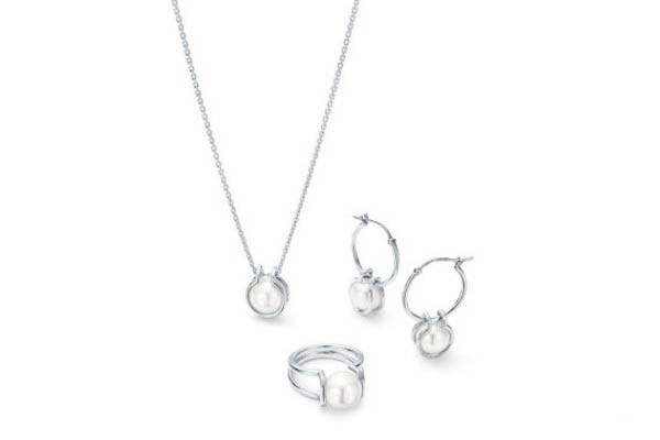 Tiffany & Co. 蒂芙尼HardWear系列纯银镶嵌珍珠项链、戒指及圈形耳环展示图