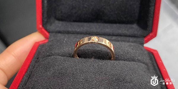 卡地亚戒指love系列钻戒侧边外观展示