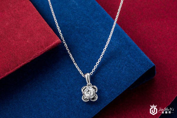 周大福0.32克拉花型镶钻钻石项链外观展示