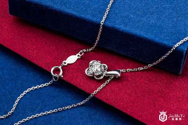 周大福0.32克拉花型镶钻钻石项链锁扣展示