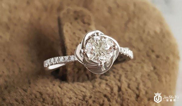 老凤祥 0.51克拉白金钻石戒指主钻细节展示